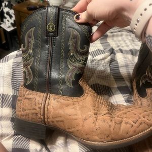 They don’t fit me only worn like once or twice like new my loss your gain